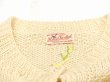 画像4: イギリス製 60s Hand Knitted ビンテージ お花 刺繍 くるみボタン ニット カーディガン  (4)