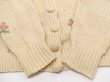 画像7: イギリス製 60s Hand Knitted ビンテージ お花 刺繍 くるみボタン ニット カーディガン  (7)