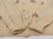 画像9: イギリス製 60s Hand Knitted ビンテージ お花 刺繍 くるみボタン ニット カーディガン  (9)