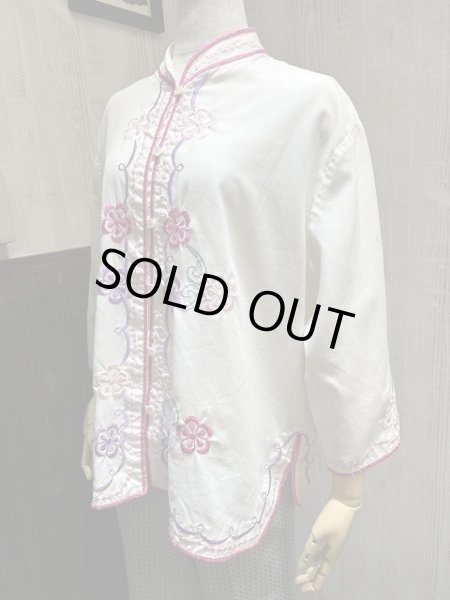 画像2: 70s ビンテージ Caro Honolulu バンドカラー オリエンタル フラワー エンブロイダリー 八分袖 刺繍 チュニック  (2)